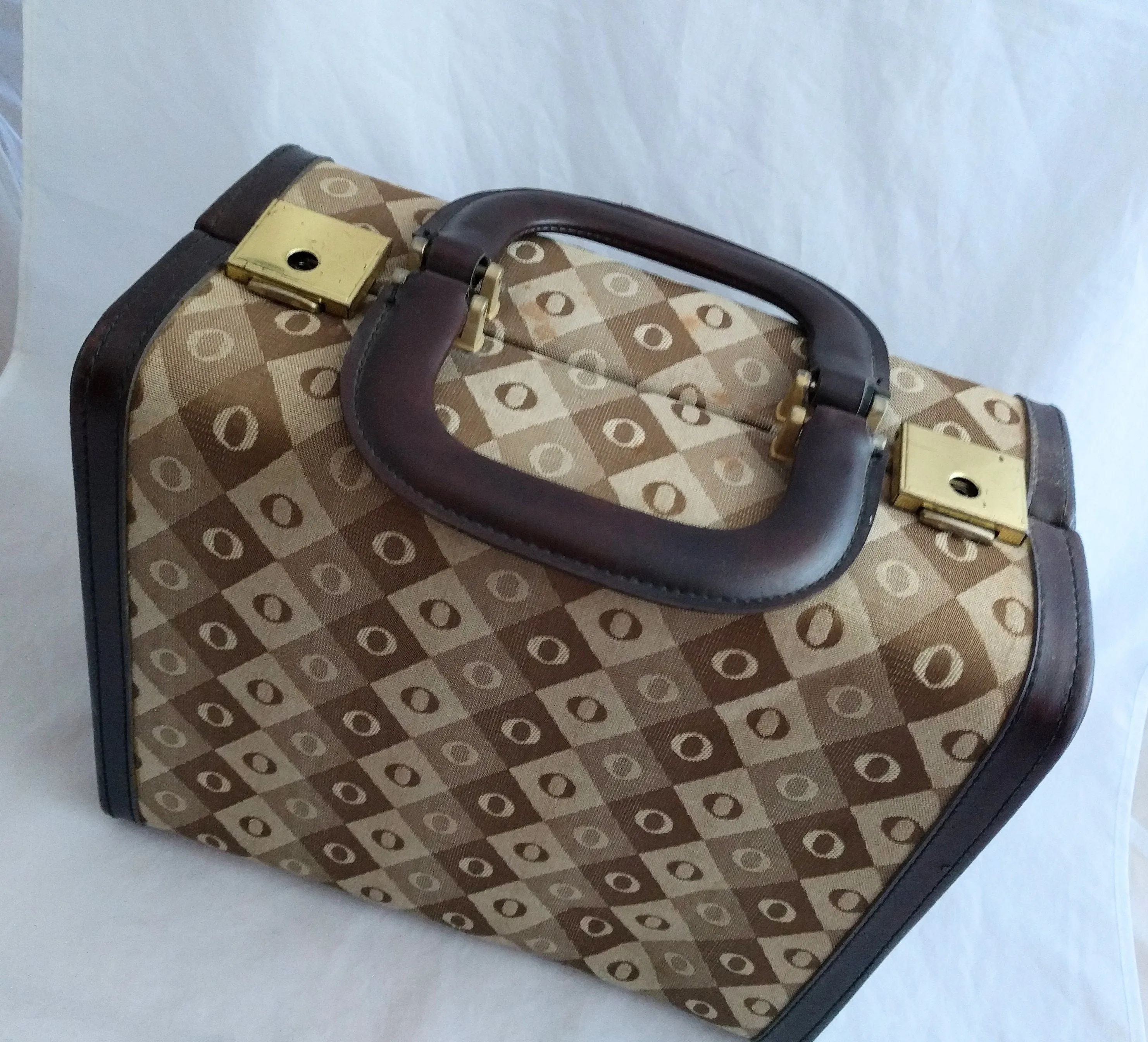 Travel Case – Classic Makeup Carrying Case, Retro Beauty Storage, Compact and Stylish