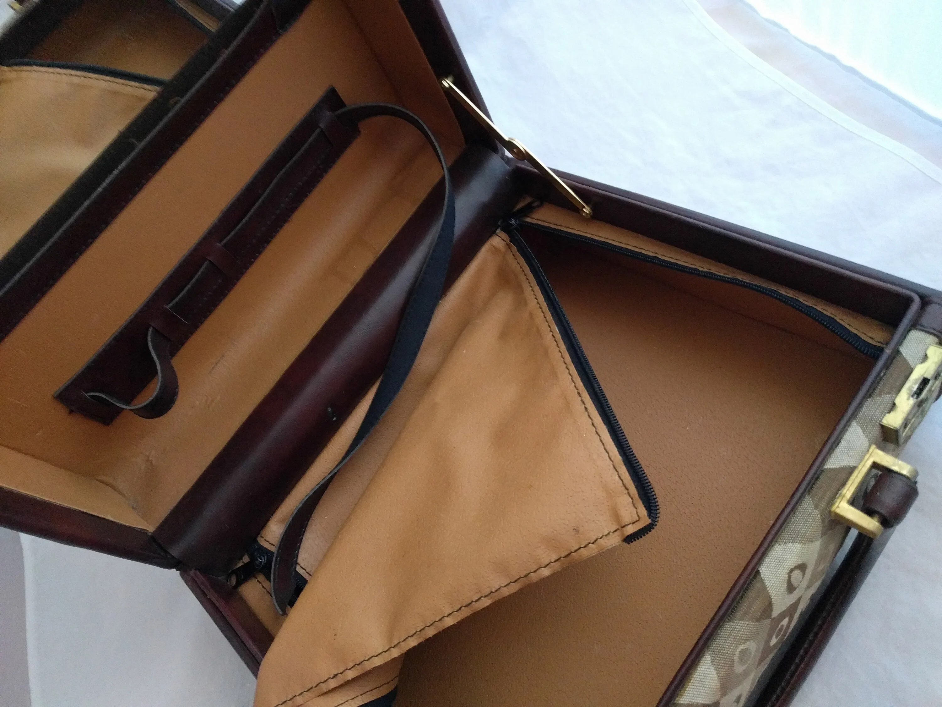 Travel Case – Classic Makeup Carrying Case, Retro Beauty Storage, Compact and Stylish
