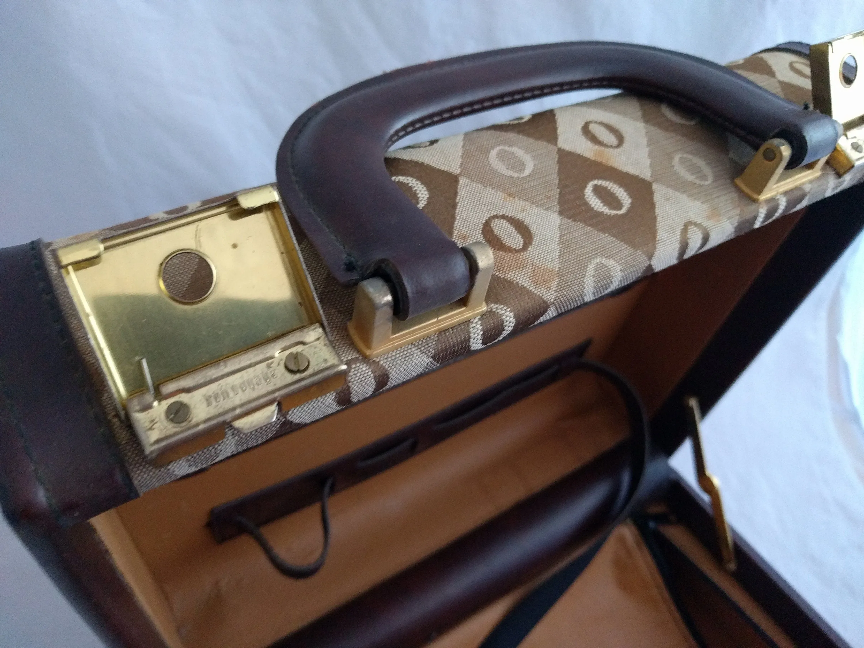 Travel Case – Classic Makeup Carrying Case, Retro Beauty Storage, Compact and Stylish