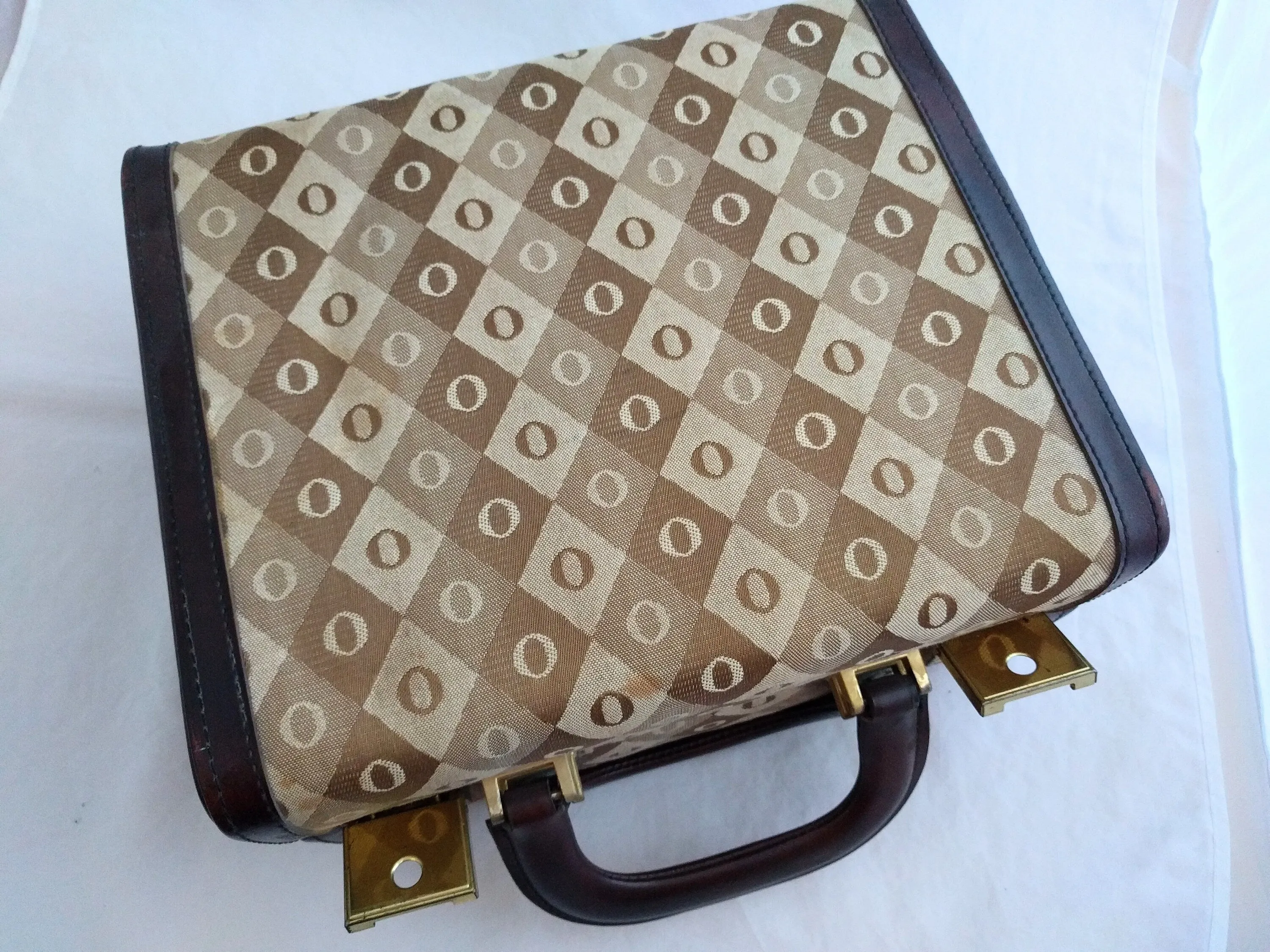 Travel Case – Classic Makeup Carrying Case, Retro Beauty Storage, Compact and Stylish