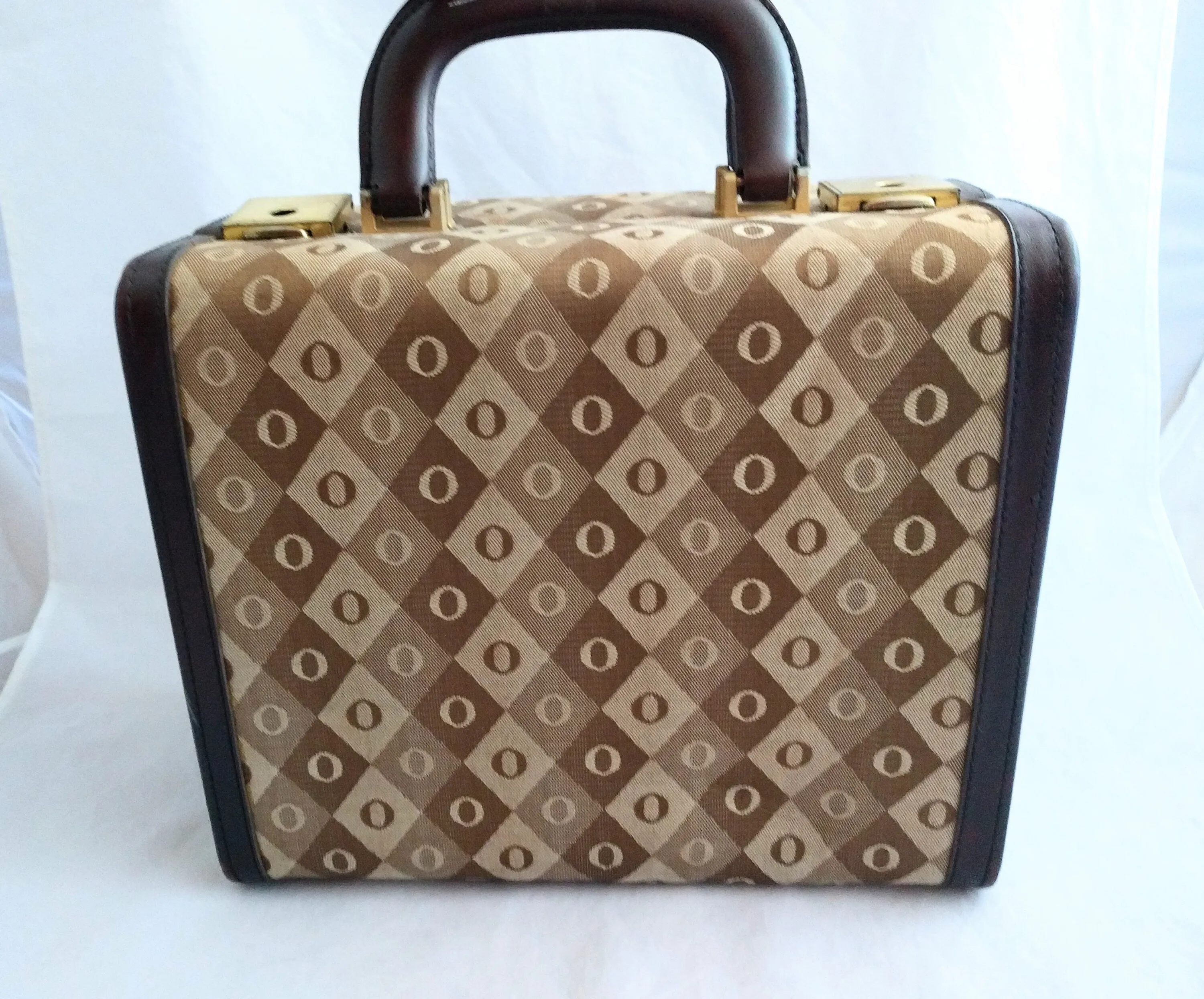 Travel Case – Classic Makeup Carrying Case, Retro Beauty Storage, Compact and Stylish
